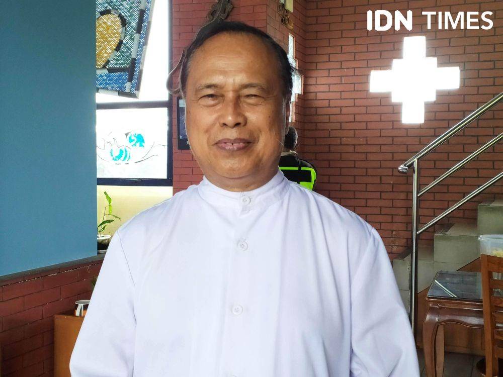 Romo FX Sumantara Siswoyo usai pimpin misa kedua natal di Gereja St Lidwina pada Rabu (25/12)