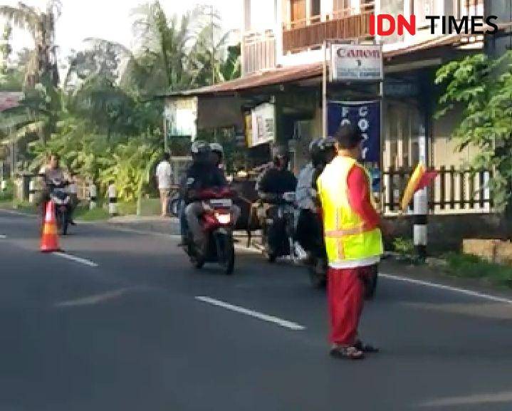 Anggota Pokgiat Dusun Blawong jadi petugas pengatur lalu lintas. IDN Times/Daruwaskita