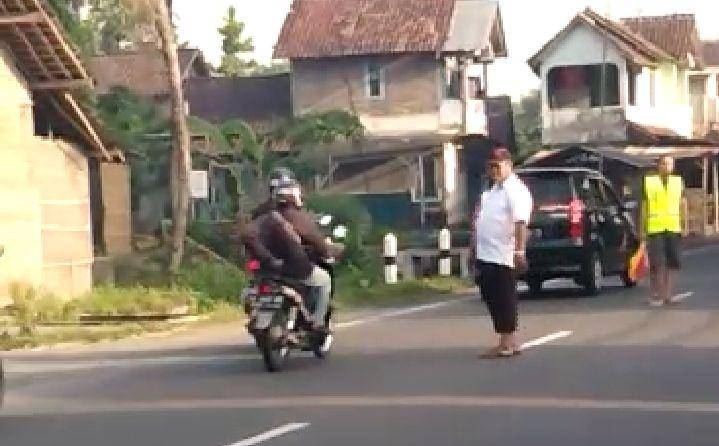 Anggota Pokgiat Dusun Blawong jadi petugas pengatur lalu lintas.IDN Times/Daruwaskita