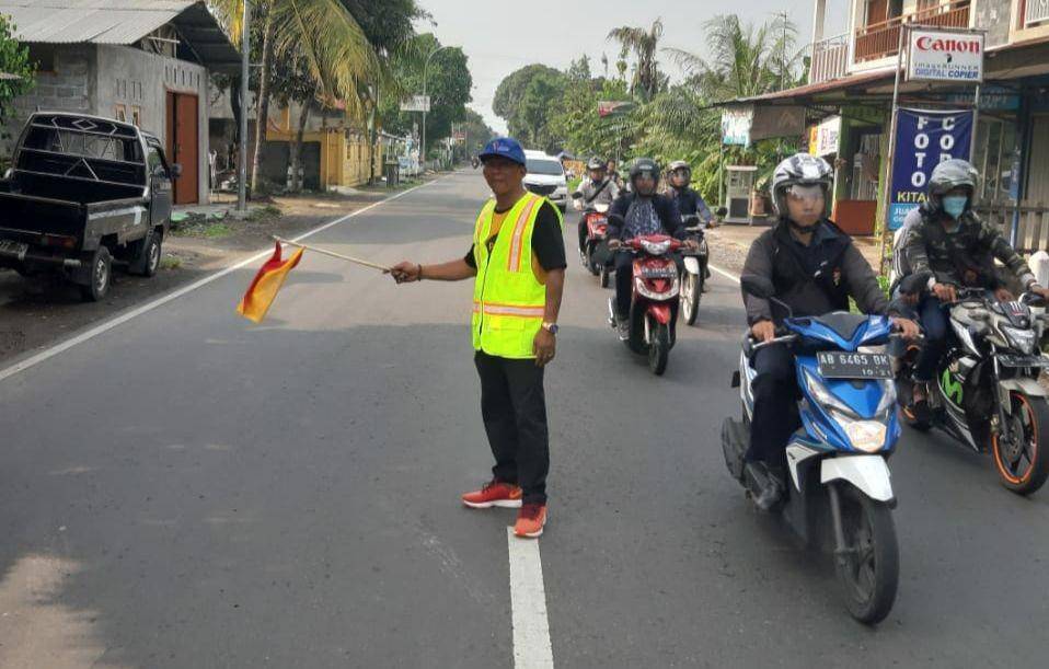 Saryanto anggota DPRD Bantul rela jadi "Pak Ogah" agar kecelakaan berkurang. IDN Times/Daruwaskita