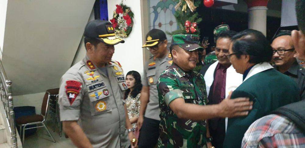 Kapolda Kaltim dan Pangdam VI/Mulawarman mengunjungi gereja-gereja saat malam Natal (Dok.IDN Times/Istimewa)