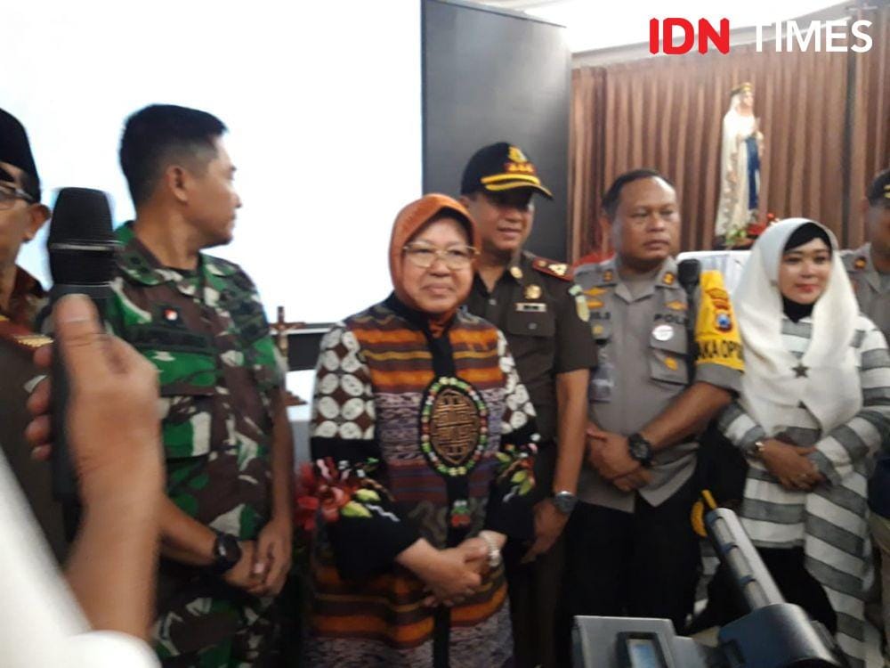 Wali Kota Surabaya Tri Rismaharini bersama Forpimda saat mengunjungi gereja-gereja di malam Natal, Selasa (24/12). IDN Times/Fitria Madia
