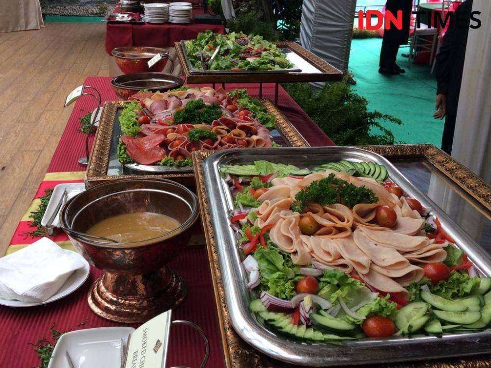 Berbagai macam makanan dihidangkan di 'open house' Johnny. (IDN Times/Irfan Fathurohman)