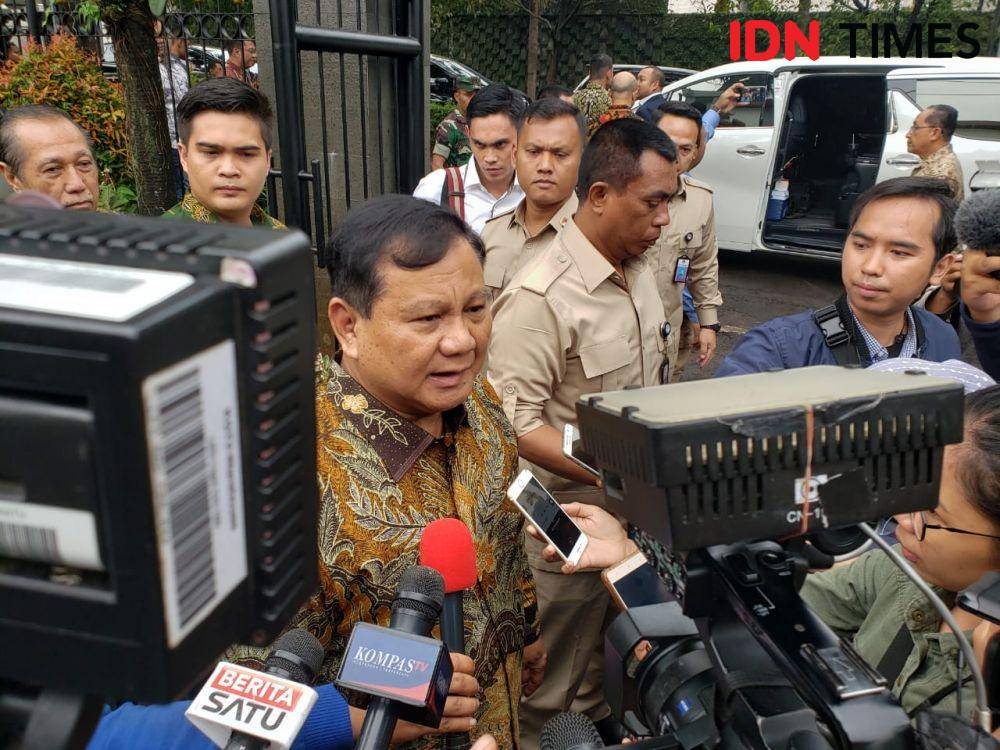 Menteri Pertahanan Prabowo Subianto saat bersilaturahmi ke kediaman Menko Luhut. (IDN Times/Hana Adi Perdana)