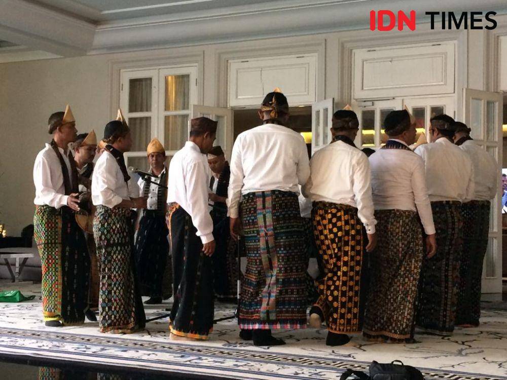 Musik Mbata disuguhkan di 'open house' Johnny. (IDN Times/Irfan Fathurohman)