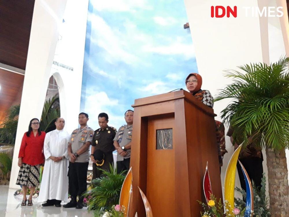 Wali Kota Surabaya Tri Rismaharini bersama Forpimda saat mengunjungi gereja-gereja di malam Natal, Selasa (24/12). IDN Times/Fitria Madia