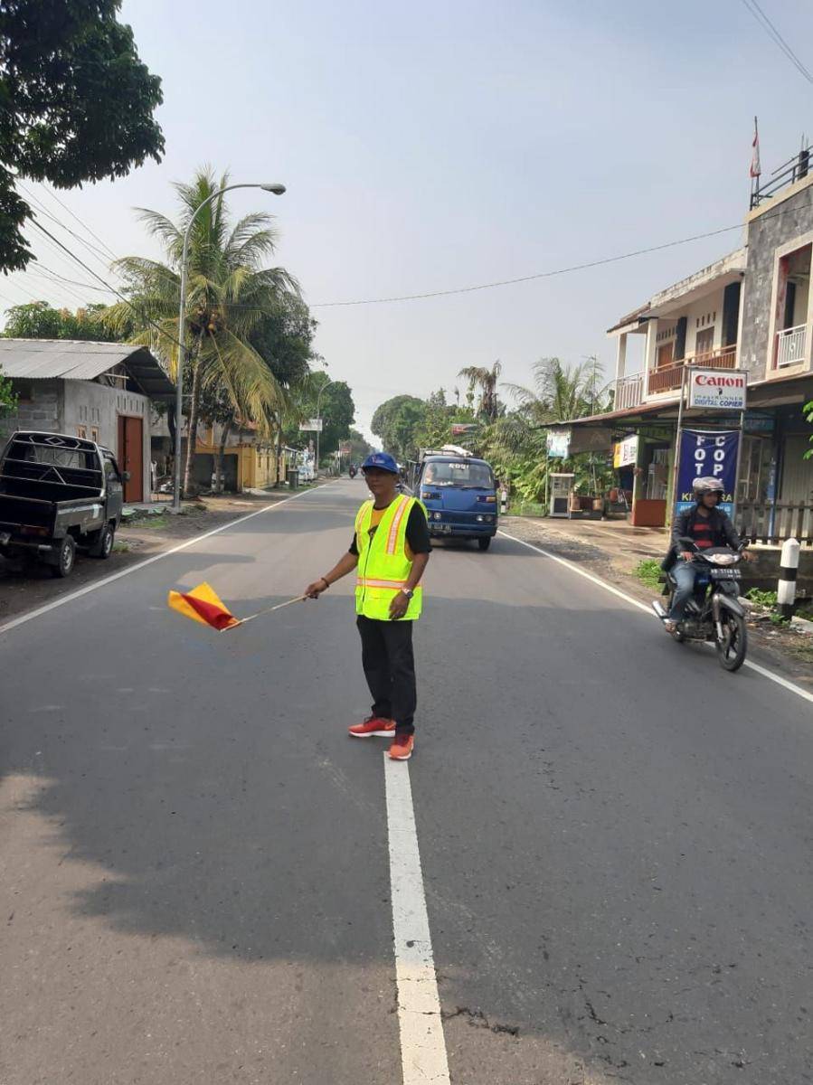 Anggota DPRD Bantul jadi "Pak Ogah" tekan angka kecelakaan. IDN Times/Daruwaskita