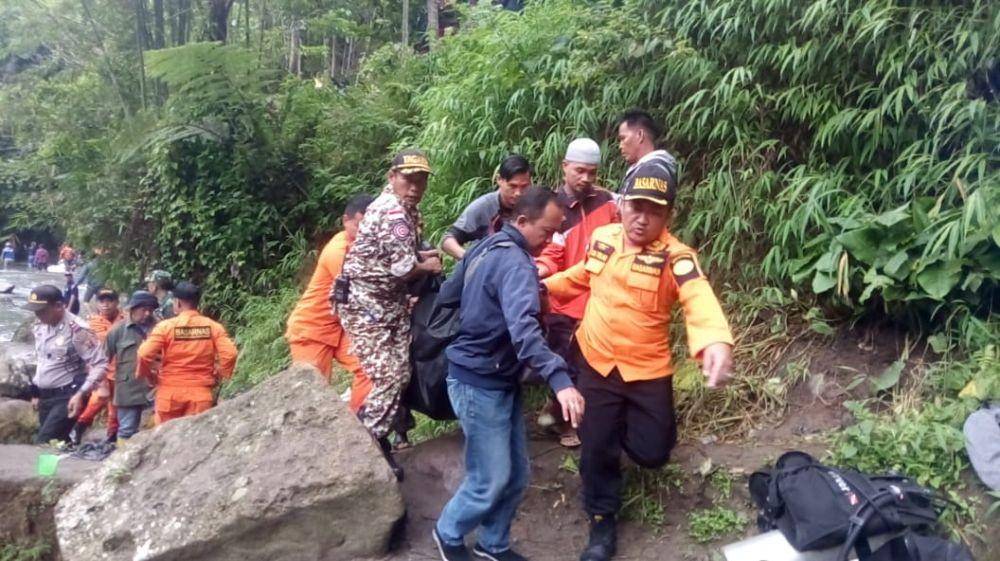 Proses evakuasi terhadap korban bus Sriwijaya Ekspress (IDN Times/Istimewa)