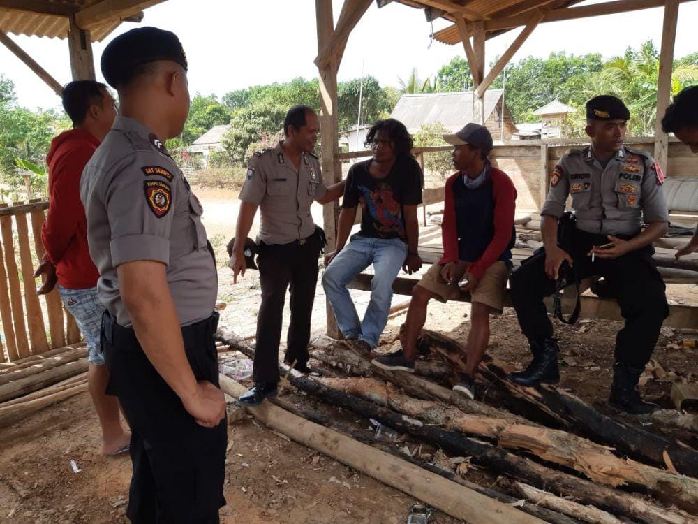 Polisi redam emosi warga Register 45 Mesuji Lampung (IDN Times/Istimewa Polda Lampung)