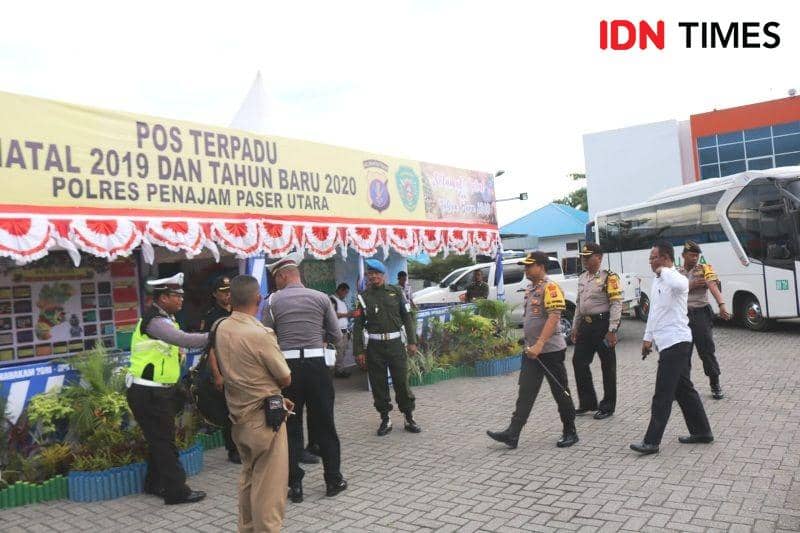 Kapolres PPU AKBP M. Dharma Nugraha beserta jajarannya saat meninjau kesiapan personel Pos Terpadu Pengamanan Natal dan Tahun Baru 2020 yang berada di  Pelabuhan Ferry Penajam (IDN Times/ Ervan Masbanjar)