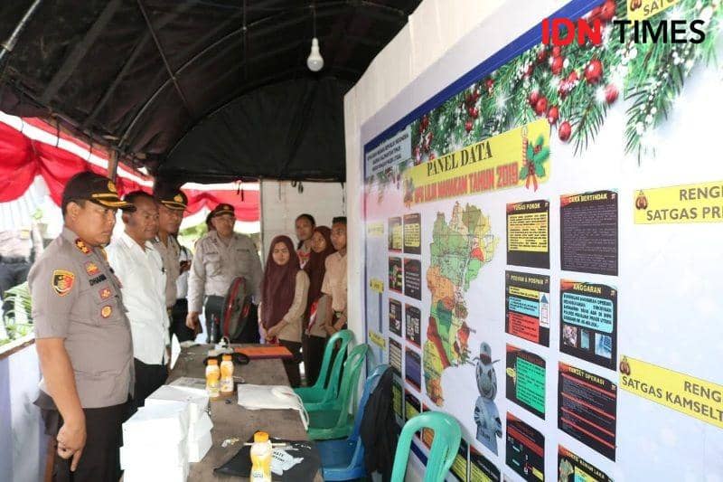 Pengecekan panel data yang berada di Pos Terpadu Pengamanan Nataru di Pelabuhan Ferry Penajam (IDN Times/ Ervan Masbanjar)