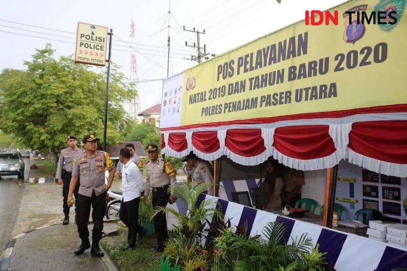 Pengecekan Pos Pelayanan Pengamanan Natal dan Tahun Baru di sekitar Pasar Petung (IDN Times/ Ervan Masbanjar)