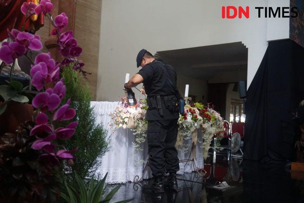 Proses sterilisasi keamanan dilakukan kepolisian di Gereja Koatabaru. IDN Times/Tunggul Damarjati