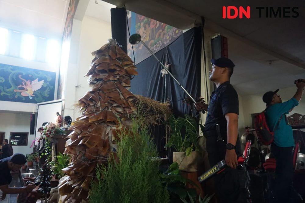 Proses sterilisasi keamanan dilakukan kepolisian di Gereja Koatabaru. IDN Times/Tunggul Damarjati