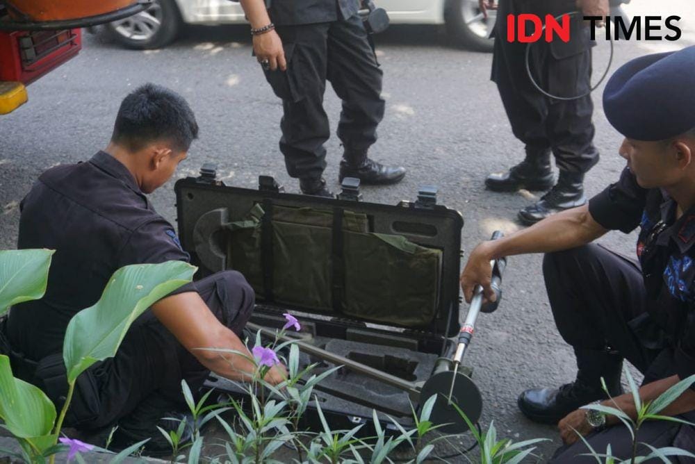 Proses sterilisasi keamanan dilakukan kepolisian di Gereja Koatabaru. IDN Times/Tunggul Damarjati