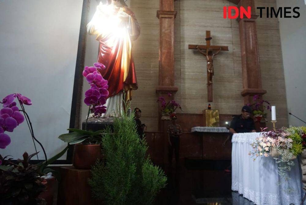Proses sterilisasi keamanan dilakukan kepolisian di Gereja Koatabaru. IDN Times/Tunggul Damarjati