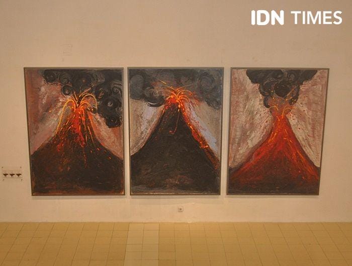 Lukisan tentang gunung berapi karya Klowor Waldiyono di Jogja Galery, Yogyakarta, 22 Desember 2019. IDN Times/Pito Agustin Rudiana
