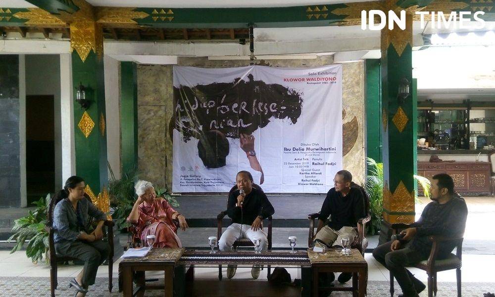 Acara artist talk bersama pelukis Klowor Waldiyono (tengah) di Jogja Galery, Yogyakarta, 22 Desember 2019. IDN Times/Pito Agustin Rudiana