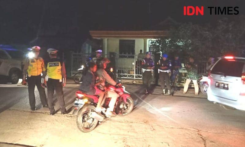 Pengaman arus kendaraan bermotor yang dilakukan Polisi Militer dan Satlantas Polres PPU usai pelaksanaan ibadah perayaan malam Natal di Gereja Katolik Penajam (IDN Times/Ervan Masbanjar)