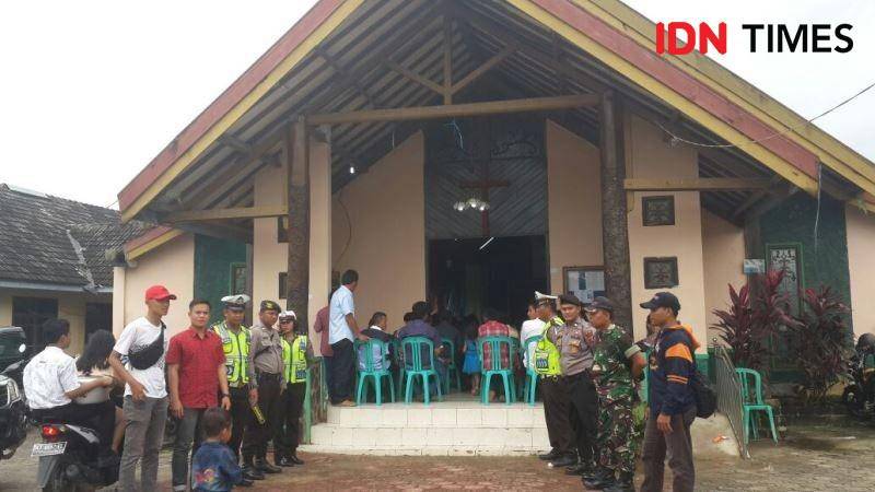ilustrasi pengamanan Natal petugas keamanan TNI, Polri disiagakan di depan gereja baik yang berpakaian dinas maupun preman (IDN Times/ Ervan Masbanjar)