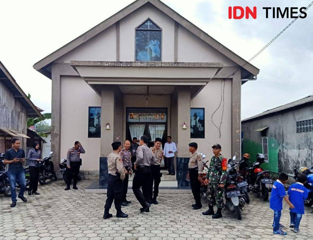 Pengamanan ibadah Natal yang dilaksanakan TNI dan Polri salah satu gereja di Penajam (IDN Times/ Ervan Masbanjar)