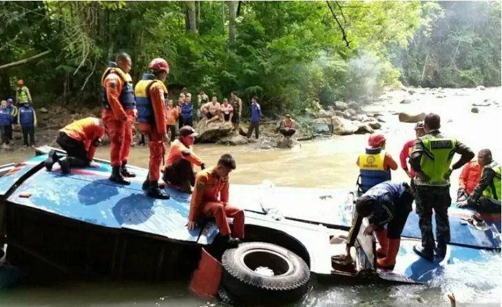 (Tim SAR gabungan mengevakuasi korban kecelakaan maut Bus Sriwijaya di Sungai Lematang Kota Pagaralam, Selasa (24/12) ANTARA/Aziz Munajar/HO-SAR