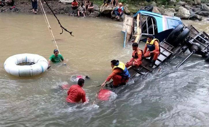 (Petugas gabungan dari SAR Pagaralam, TNI, Polri, BPBD dan Tagana melakukan evakuasi korban kecelakaan Bus Sriwijaya dengan rute Bengkulu - Palembang yang masuk jurang di Liku Lematang, Dempo Selatan, Pagaralam, Sumatera Selatan, Selasa (24/12/2019) ANTARA/HO-Basarnas Palembang