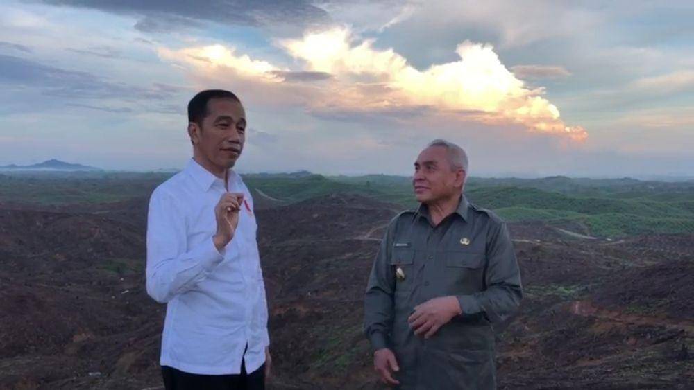Presiden Jokowi dan Gubernur Kaltim Isran Noor di kawasan ibu kota baru (IDN Times/Teatrika Handiko Putri)