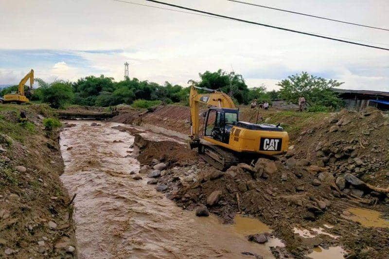 Sejumlah alat berat beroperasi mengeruk material Sungai Anggris di Kota Wasior, Teluk Wondama. Sungai tersebut meluap pada Senin (23/12/2019) kemarin dan merendam Kota Wasior. ANTARA/Toyiban/am. ANTARA FOTO/Toyiban