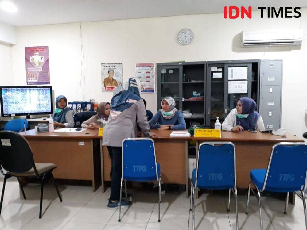 Petugas Kesehatan di Terminal Terpadu Pulogebang (IDN Times/Fitang Budhi Adhitia)