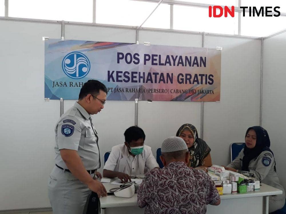 Petugas Kesehatan di Terminal Terpadu Pulogebang (IDN Times/Fitang Budhi Adhitia)