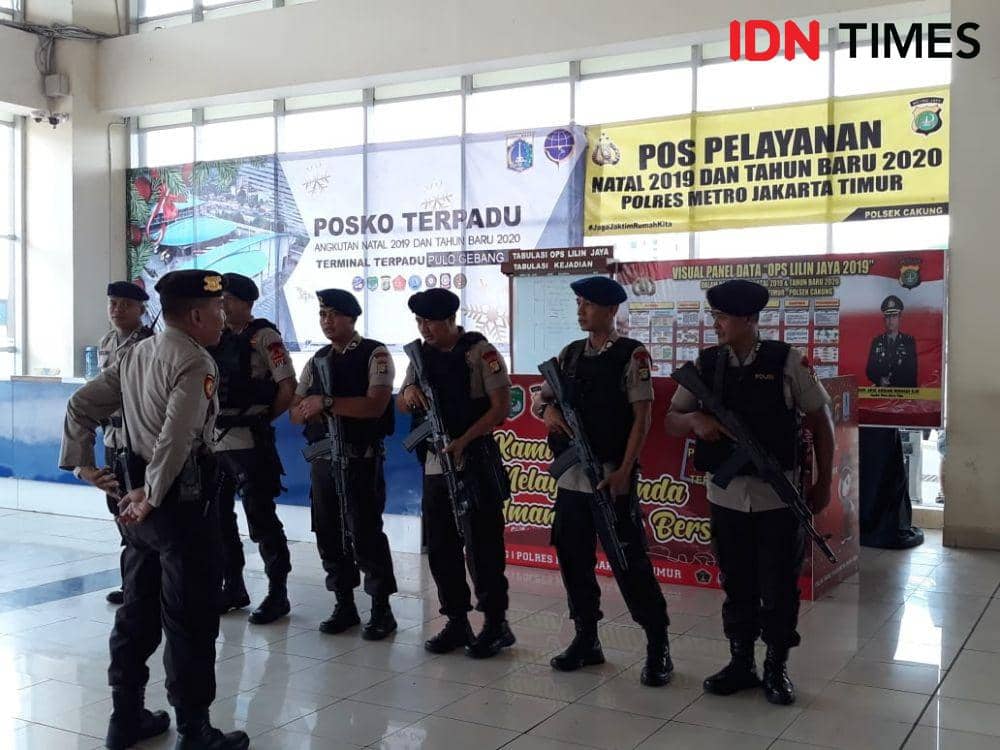 Penjagaan di Terminal Terpadu Pulogebang Angkutan Mudik Natal dan Tahun Baru 2019 (IDN Times/Fitang Budhi Adhitia)