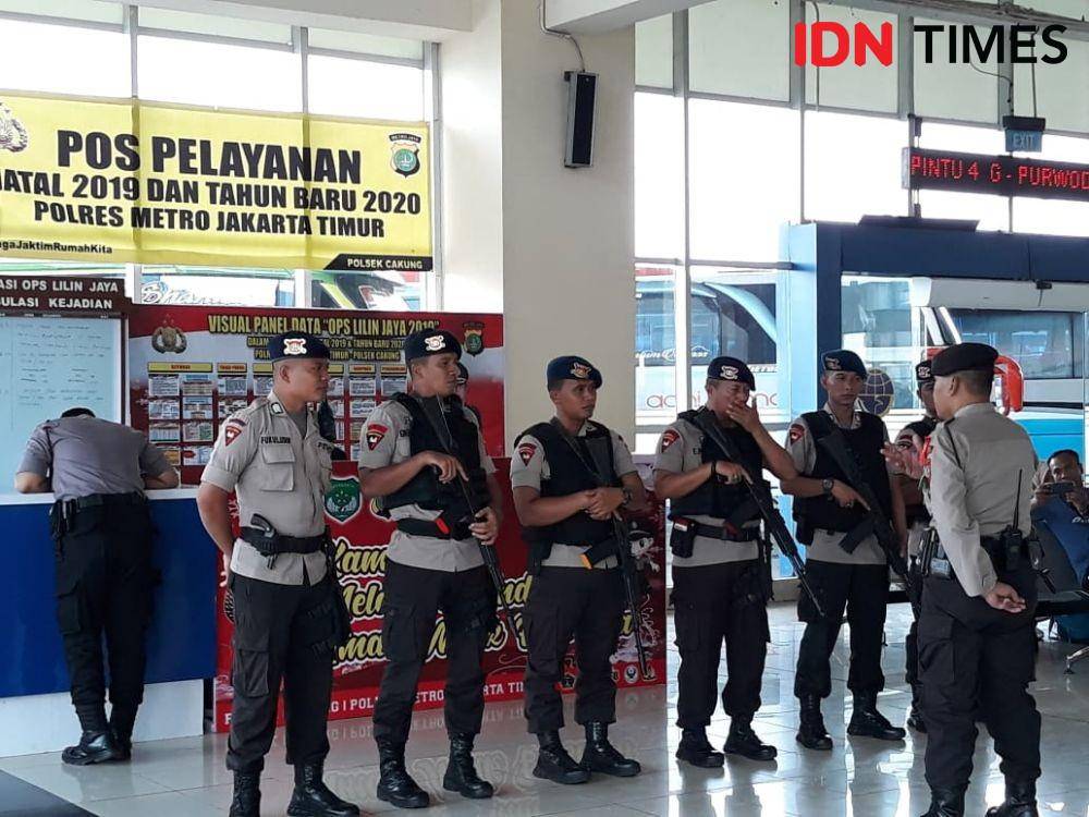 Penjagaan di Terminal Terpadu Pulogebang Angkutan Mudik Natal dan Tahun Baru 2019 (IDN Times/Fitang Budhi Adhitia)