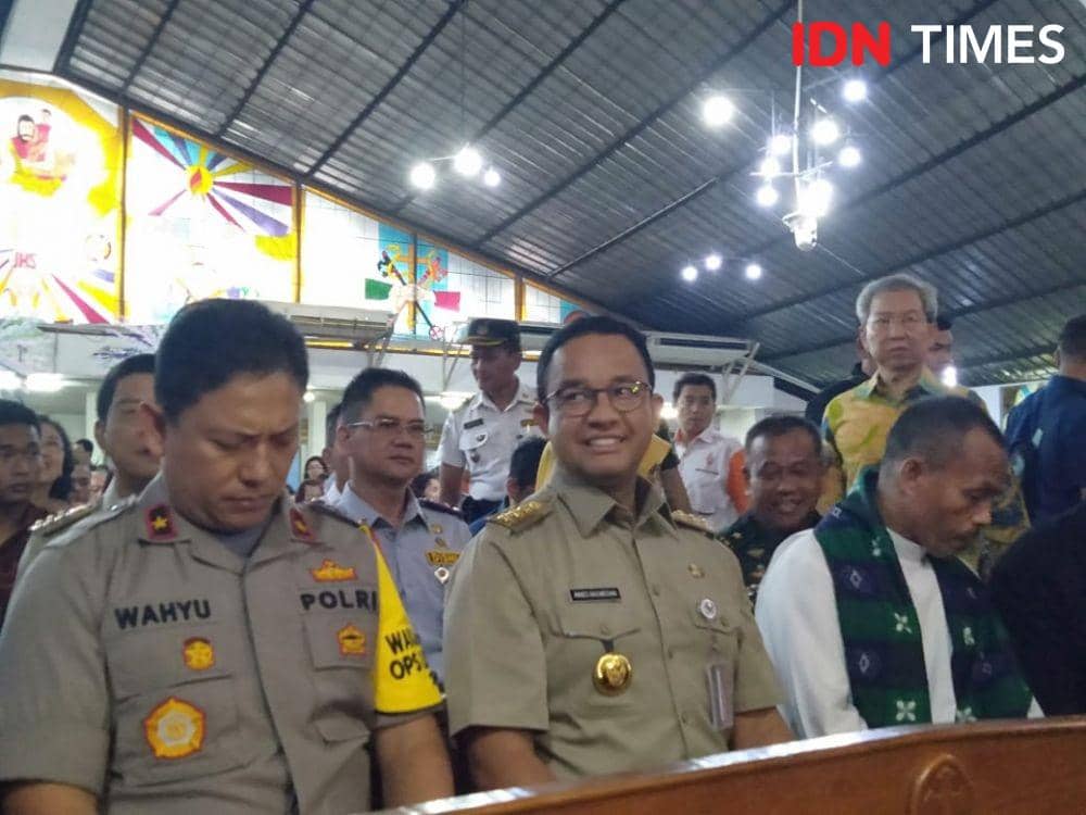 Gubernur DKI Jakarta Anies Baswedan melakukan safari perayaan malam natal di Gereja Katolik Santo Kristoforus Jakarta, Petamburan Jakarta Barat, Selasa (24/12) (IDN Times/Dini Suciatiningrum)