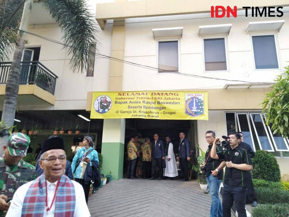 Gubernur DKI Jakarta Anies Baswedan melakukan safari perayaan malam natal di Gereja Katolik Santo Kristoforus Jakarta, Petamburan Jakarta Barat, Selasa (24/12) (IDN Times/Dini Suciatiningrum)