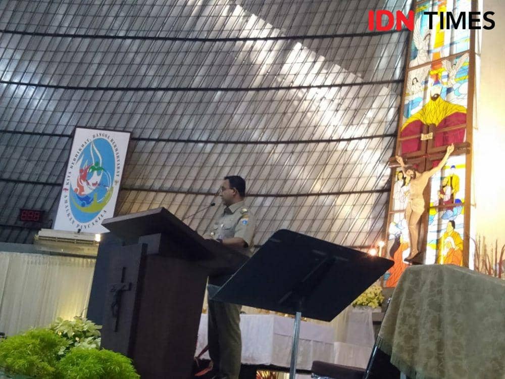 Gubernur DKI Jakarta Anies Baswedan melakukan safari perayaan malam natal di Gereja Katolik Santo Kristoforus Jakarta, Petamburan Jakarta Barat, Selasa (24/12) (IDN Times/Dini Suciatiningrum)