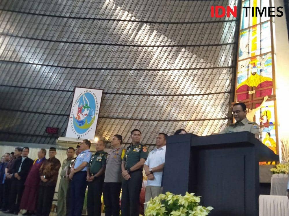 Gubernur DKI Jakarta Anies Baswedan melakukan safari perayaan malam natal di Gereja Katolik Santo Kristoforus Jakarta, Petamburan Jakarta Barat, Selasa (24/12) (IDN Times/Dini Suciatiningrum)