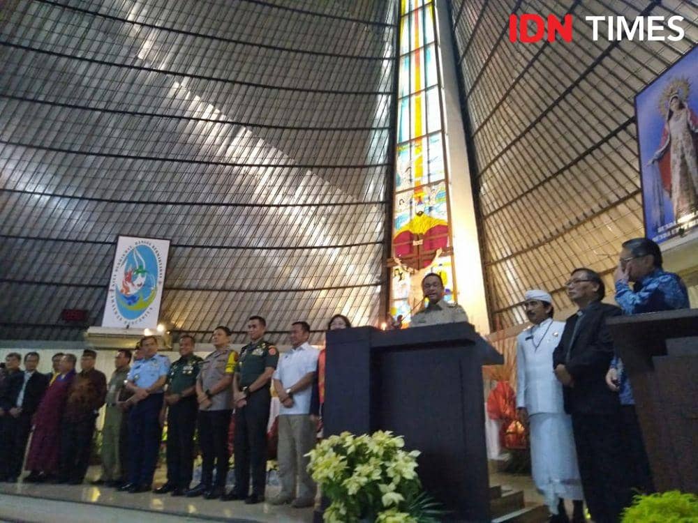 Gubernur DKI Jakarta Anies Baswedan melakukan safari perayaan malam natal di Gereja Katolik Santo Kristoforus Jakarta, Petamburan Jakarta Barat, Selasa (24/12) (IDN Times/Dini Suciatiningrum)