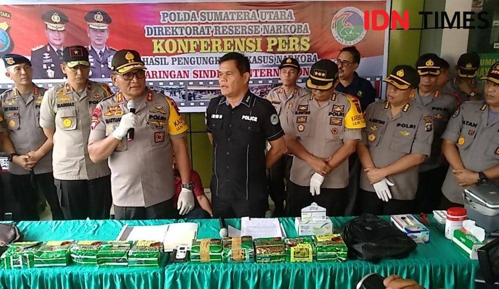 Kapolda Sumut Irjen Pol Martuani Siregar memaparkan tangkapan 10 kg sabu (IDN Times/Fadli Syahputra)
