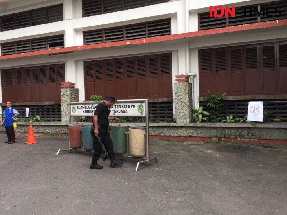 Tim Jibom Brimob Polda Sumut melakukan penyisiran di Gereja HKBP Sudirman, Kota Medan, Selasa (24/12) (IDN Times/Prayugo Utomo)