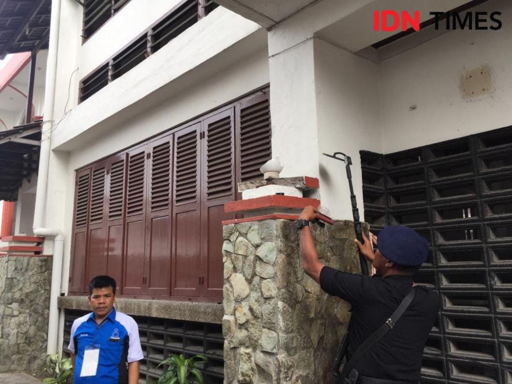 Tim Jibom Brimob Polda Sumut melakukan penyisiran di Gereja HKBP Sudirman, Kota Medan, Selasa (24/12) (IDN Times/Prayugo Utomo)
