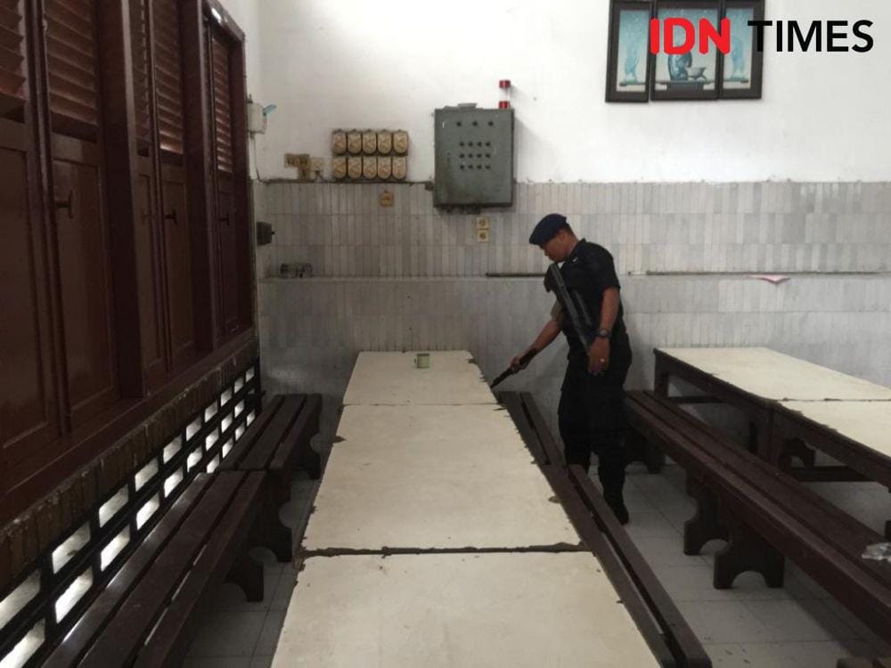 Tim Jibom Brimob Polda Sumut melakukan penyisiran di Gereja HKBP Sudirman, Kota Medan, Selasa (24/12)