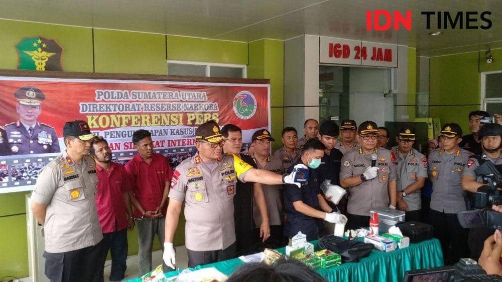 Kapolda Sumut Irjen Pol Martuani Sormin Siregar memberikan keterangan saat paparan kasus di RS Bhayangkara Medan (IDN Times/Fadli Syahputra)