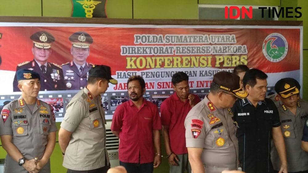 Wakapolda Sumut Brigjen Pol Mardiaz Kusin (dua dari kiri) menginterogasi pelaku yang bawa sabu di RS Bhayangkara (IDN Times/Fadli Syahputra)