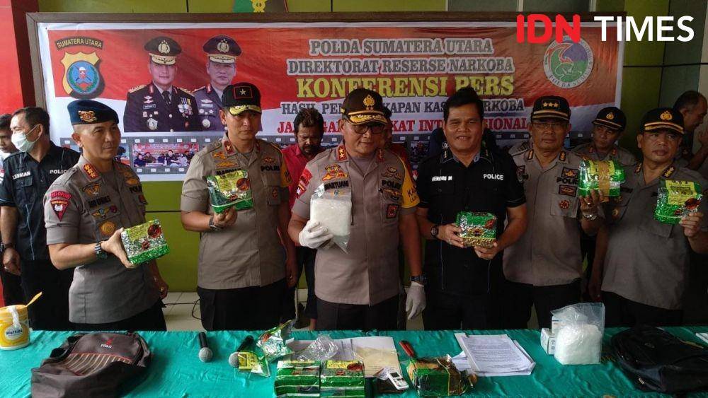 Kapolda Sumut Irjen Pol Martuani Siregar menunjukkan barang bukti sabu (IDN Times/Fadli Syahputra)
