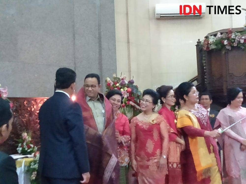 (Gubernur DKI Jakarta Anies Baswedan bersama rombongan Forkompida DKI Jakarta melakukan safari perayaan malam natal di tujuh gereja, Selasa (24/12)) IDN Times/Dini Suciatiningrum