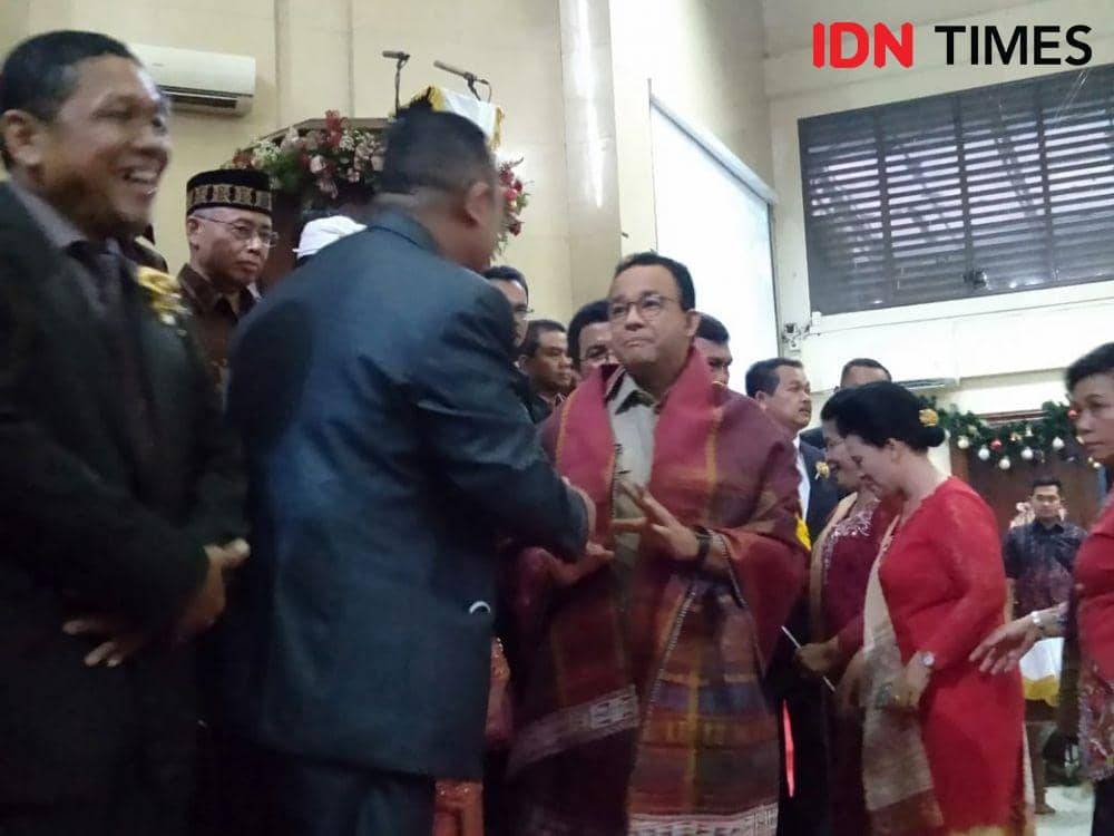 (Gubernur DKI Jakarta Anies Baswedan bersama rombongan Forkompida DKI Jakarta melakukan safari perayaan malam natal di tujuh gereja, Selasa (24/12)) IDN Times/Dini Suciatiningrum