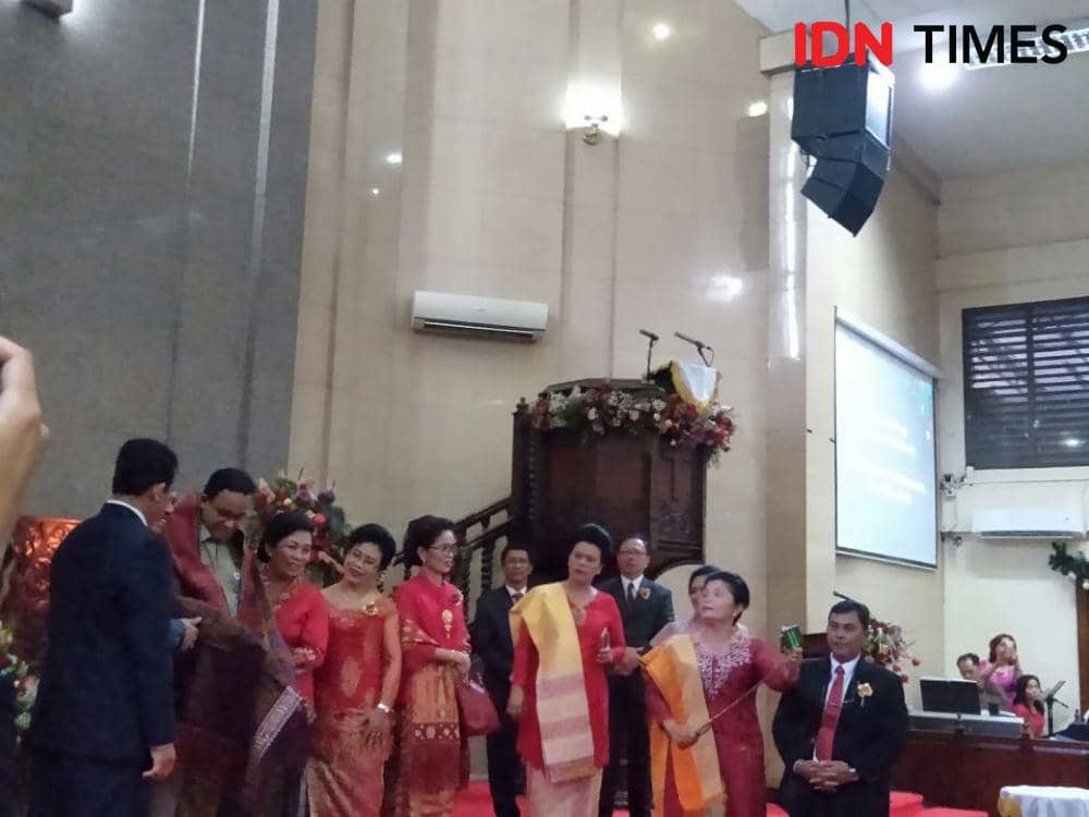 (Gubernur DKI Jakarta Anies Baswedan bersama rombongan Forkompida DKI Jakarta melakukan safari perayaan malam natal di tujuh gereja, Selasa (24/12)) IDN Times/Dini Suciatiningrum