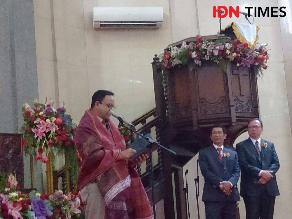 (Gubernur DKI Jakarta Anies Baswedan bersama rombongan Forkompida DKI Jakarta melakukan safari perayaan malam natal di tujuh gereja, Selasa (24/12)) IDN Times/Dini Suciatiningrum