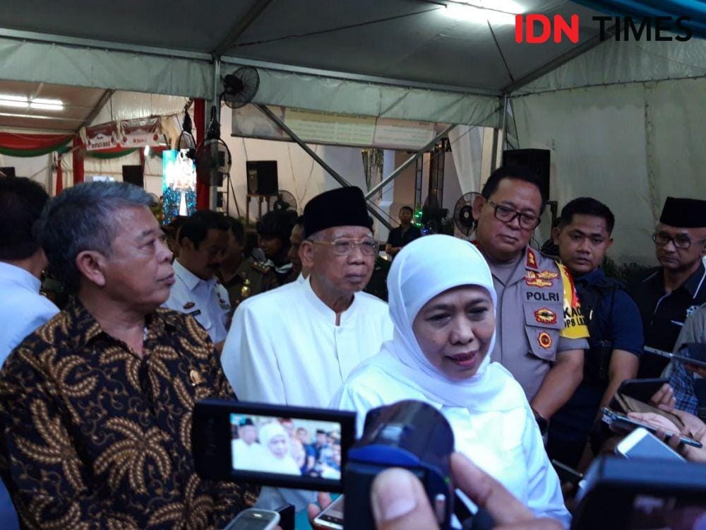 Gubernur Jatim Khofifah Indar Parawansa diwawancarai wartawan usai berkunjung ke Gereja Katedral Hati Kudus Yesus, Selasa (24/12). IDN Times/Ardiansyah Fajar